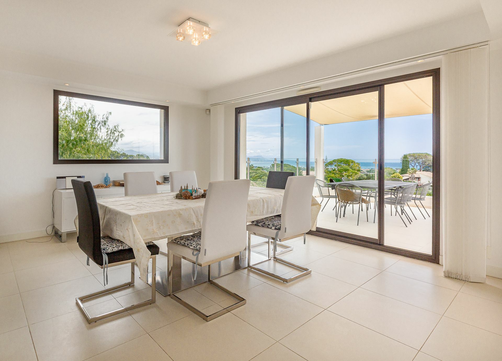 Villa moderne avec vue panoramique sur la mer dans domaine privé à Antibes
