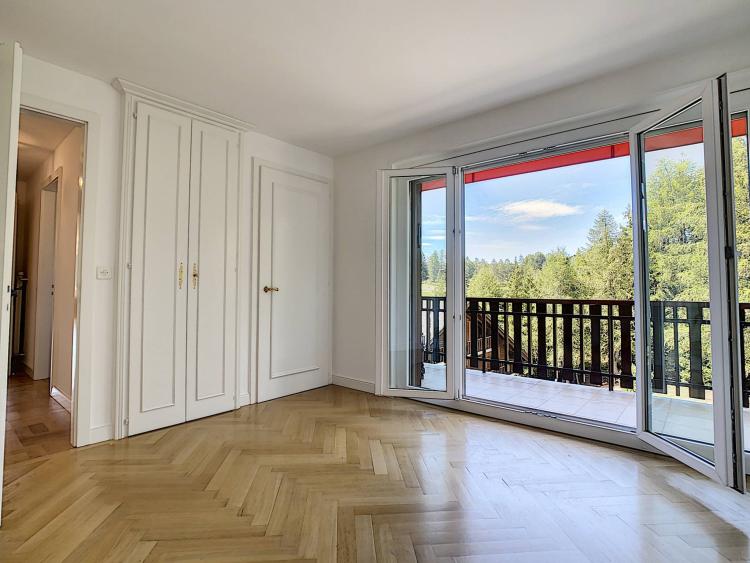 Superbe 3 pièces face au lac de la Moubra + chambre de service