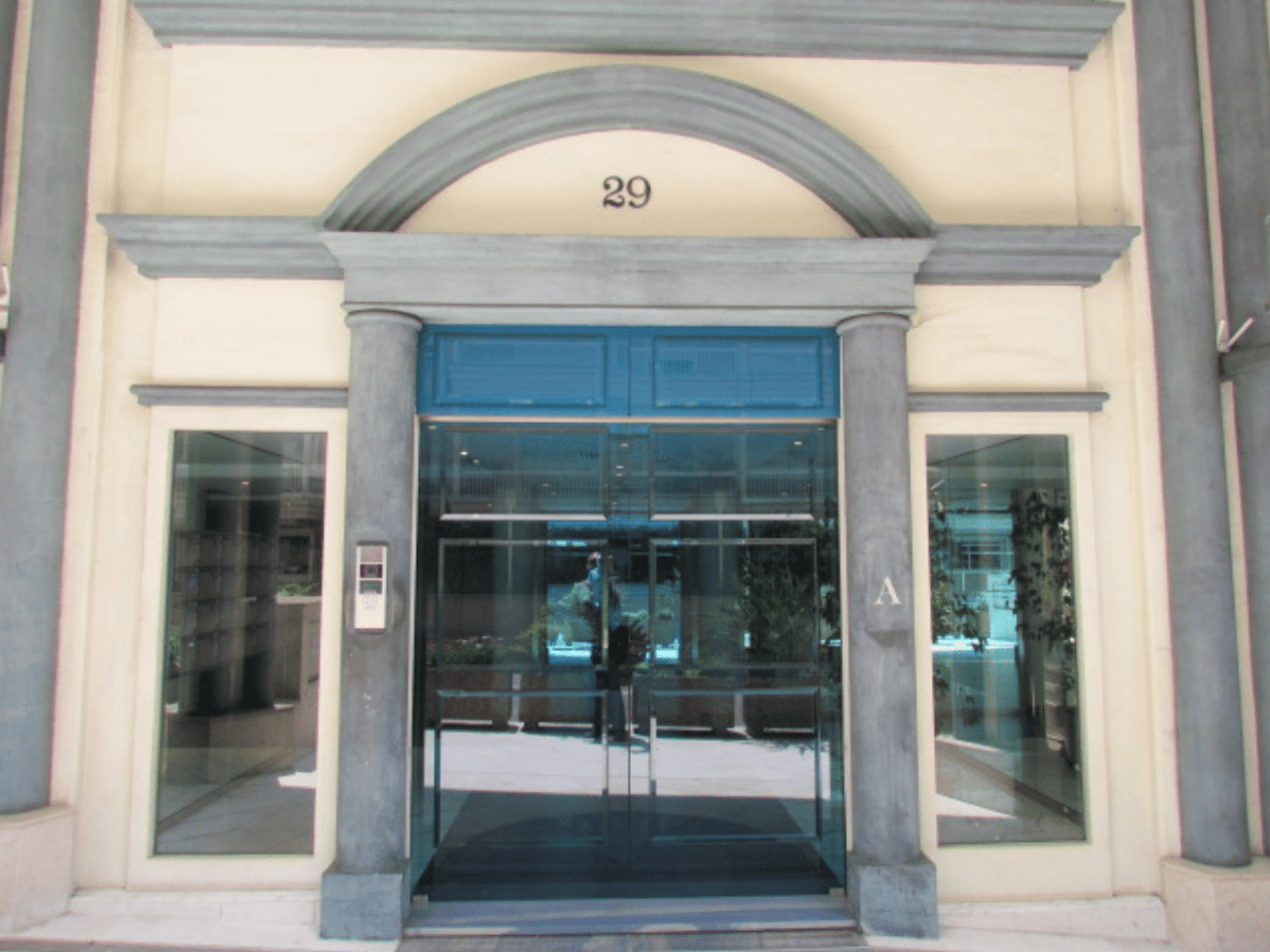 BOULEVARD D'ITALIE: grand bureau meublé de 5 pièces en vente