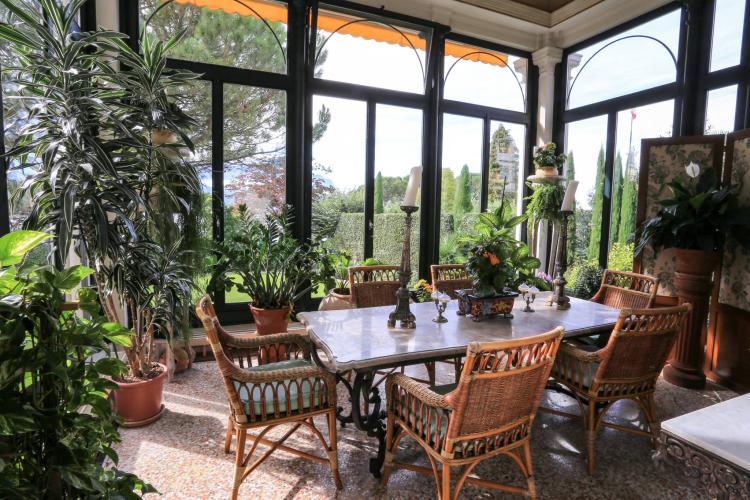 Perle architecturale au bord du lac
