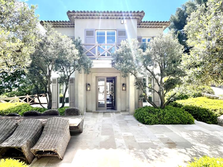 MOUGINS - BAISSE DE PRIX - VILLA DE LUXE EN EXCLUSIVITÉ - 599m2 - TERRAIN 3 100 M2