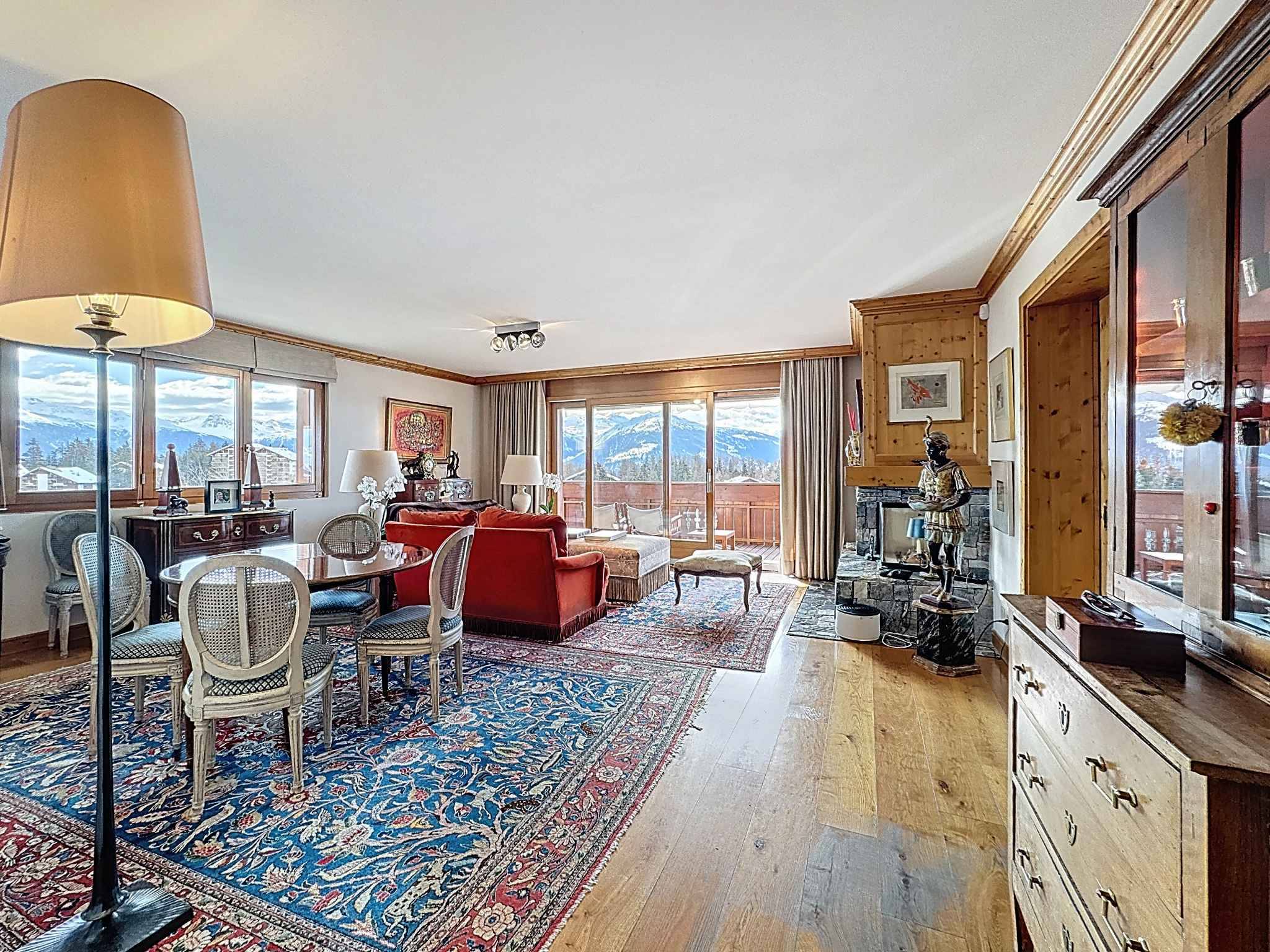 SPLENDIDE APPARTEMENT DE 5.5 PCES AVEC VUE PANORAMIQUE SUR LES ALPES À DEUX PAS DU CENTRE