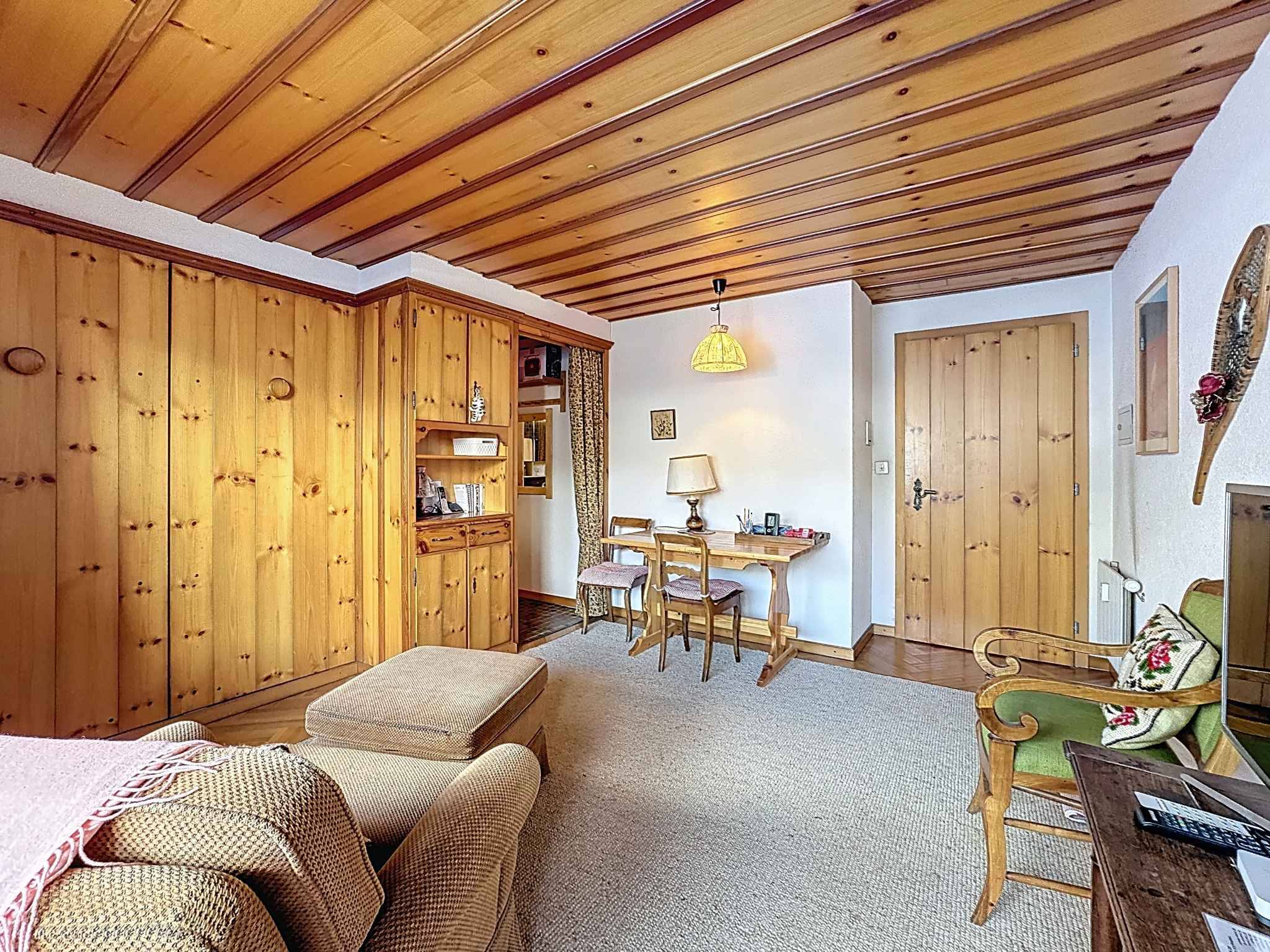 Appartement de 6.5 pièces en attique face au golf avec superbe vue + studio