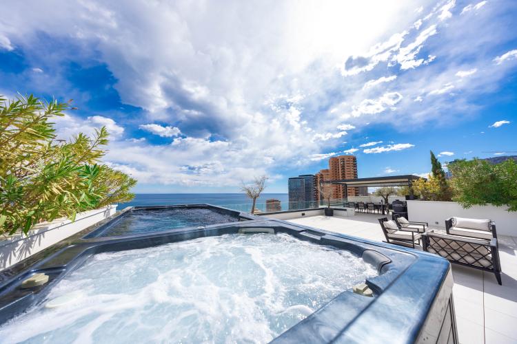 PENTHOUSE RENOVE PROCHE DE MONACO AVEC VUE MER SUR