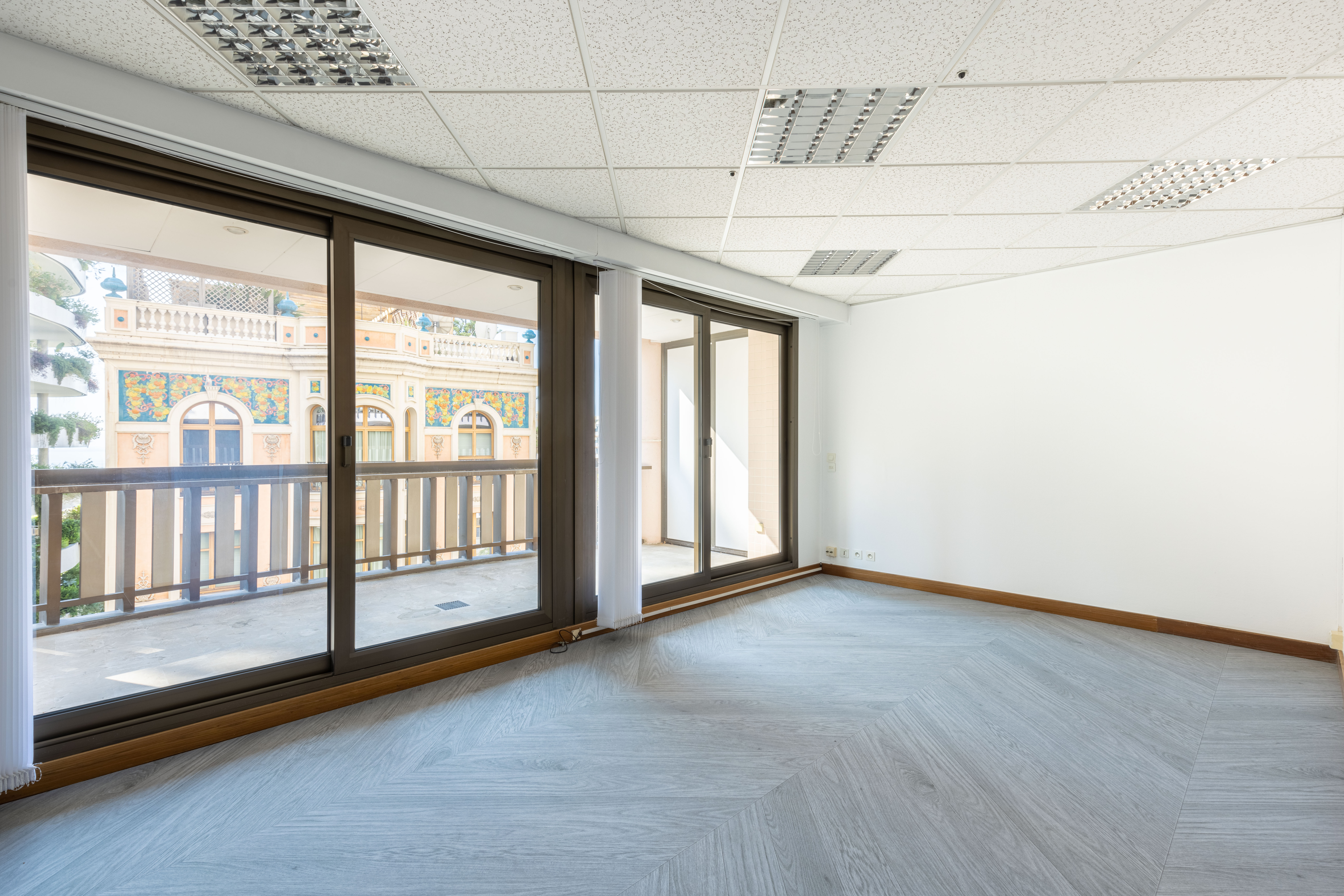 MAGNIFIQUES BUREAUX CARRE D'OR