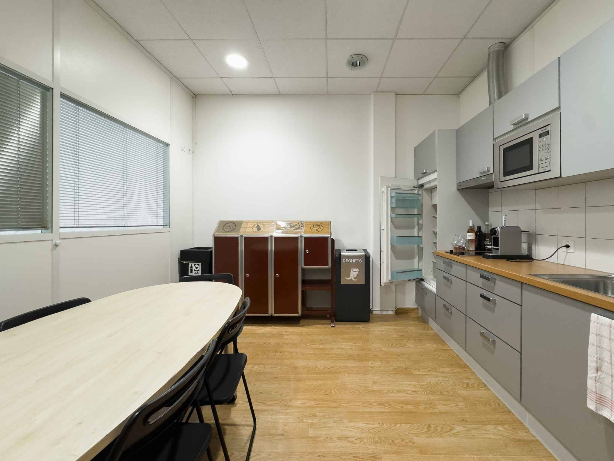 Bureau de 283 m² au 1er étage d’un bâtiment industriel au Lignon