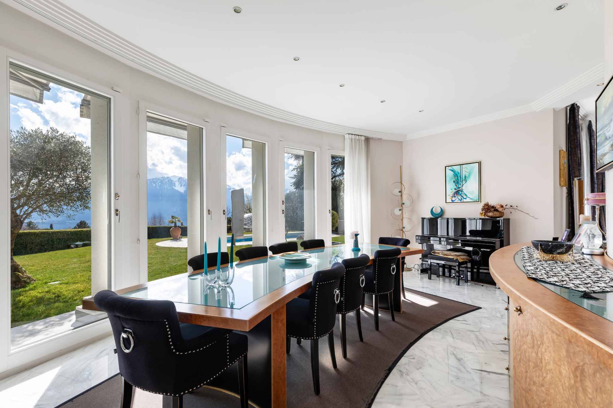 Unique Propriété de 8.5 pièces avec vue panoramique et piscine