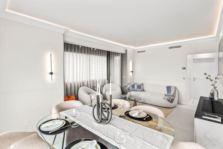 Riviera Palace: 4 Pièces Entièrement Rénové avec Vue Mer & Casino