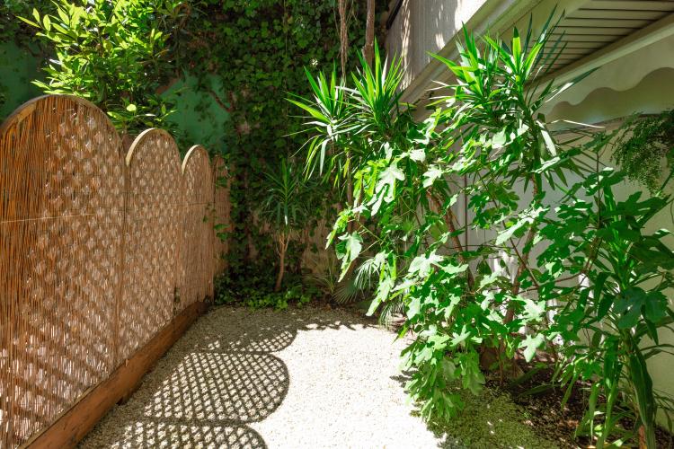 STUDIO MEUBLÉ AVEC JARDIN