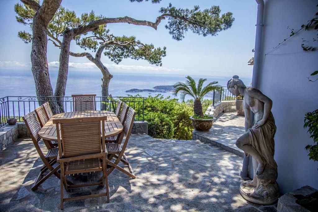 VILLA BELLEVUE SURPLOMBANT LA MER