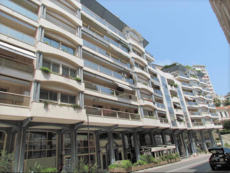BOULEVARD D'ITALIE: grand bureau meublé de 5 pièces en vente