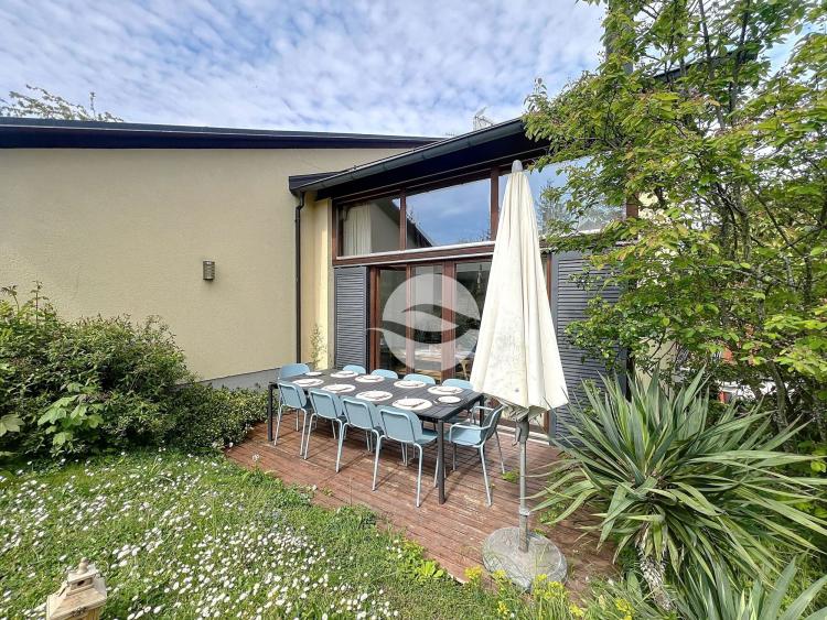 Charmante villa mitoyenne de 4.5 pièces, avec jardin arboré !