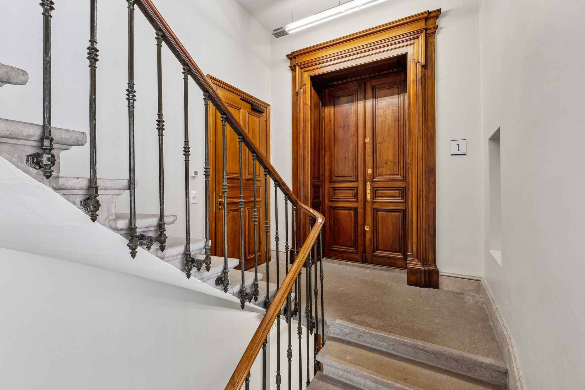 Immeuble administratif rénové d'environ 1300m2 - Quartier des Banques