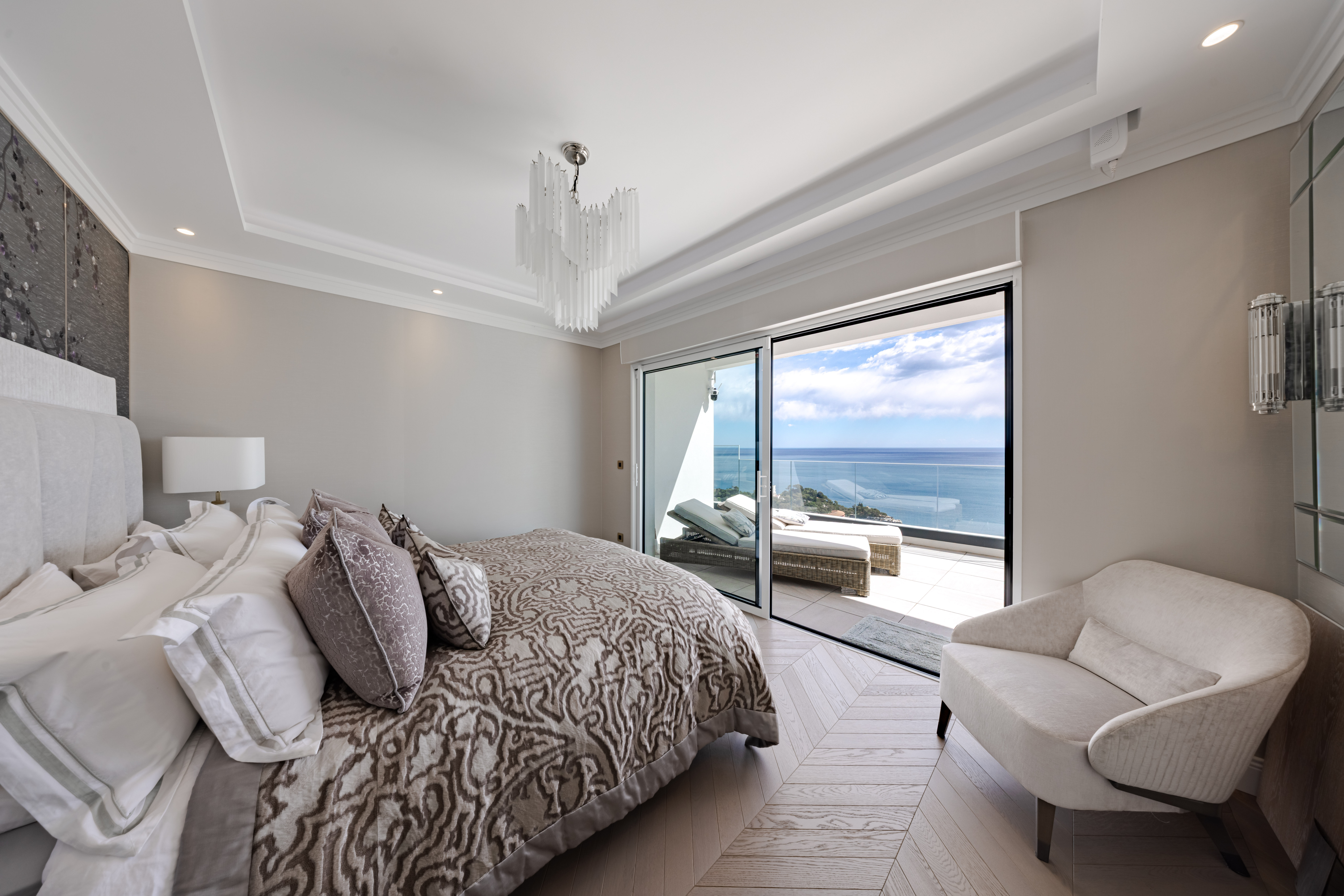 PENTHOUSE RENOVE PROCHE DE MONACO AVEC VUE MER SUR