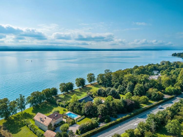 Propriété Exceptionnelle En Bord De Lac à Crans, Dans Le Canton De Vaud.