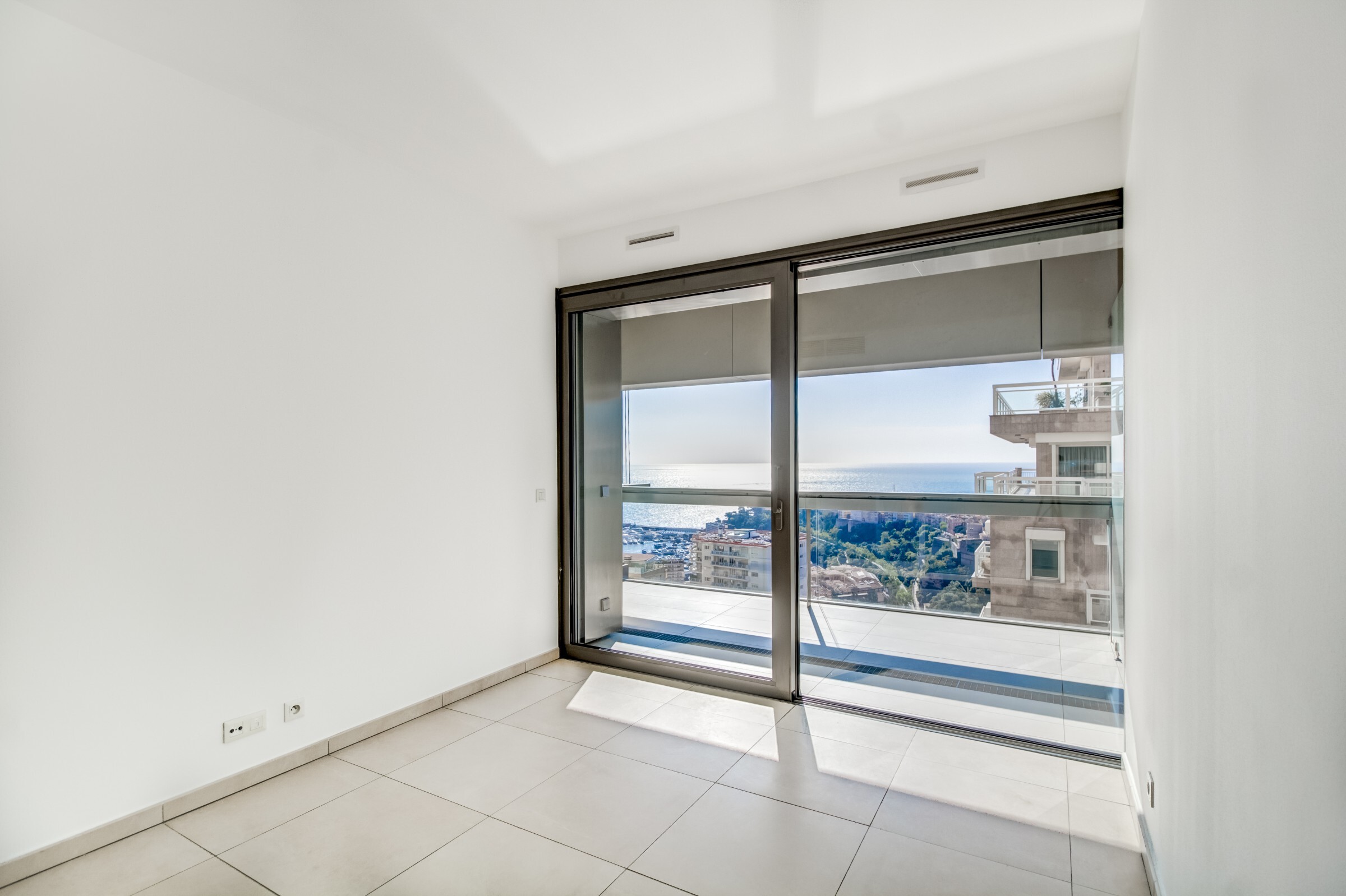 Monte-Carlo View: 3P avec Vue Panoramique, Cave & Parking dans Immeuble avec Concierge 24/7