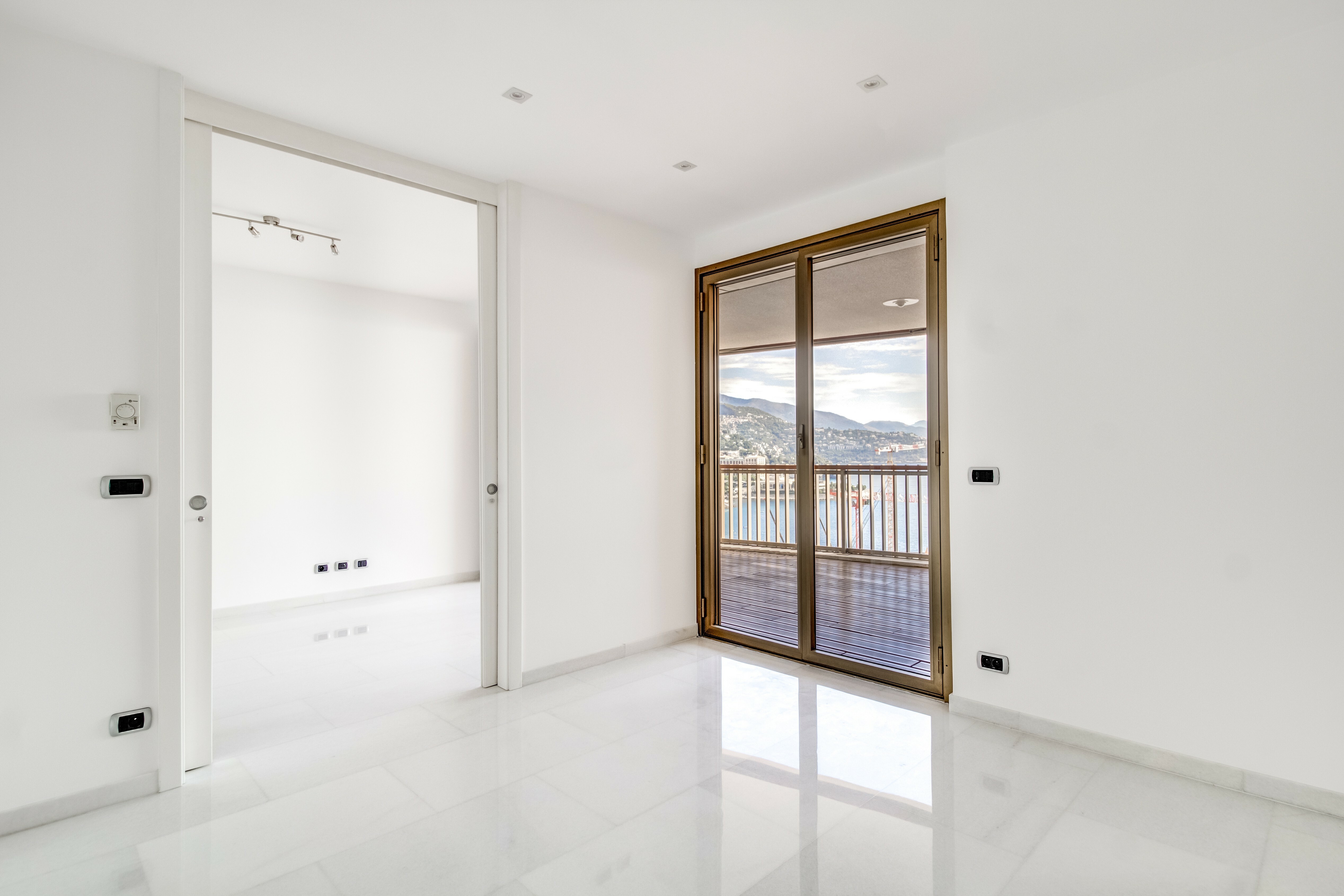 MIRABEAU : Rare appartement de 3 chambres à coucher et belle vue mer