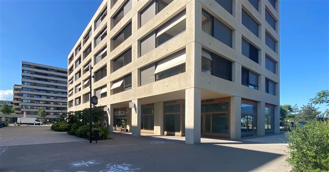 Schöner Gehweg mit Terrasse