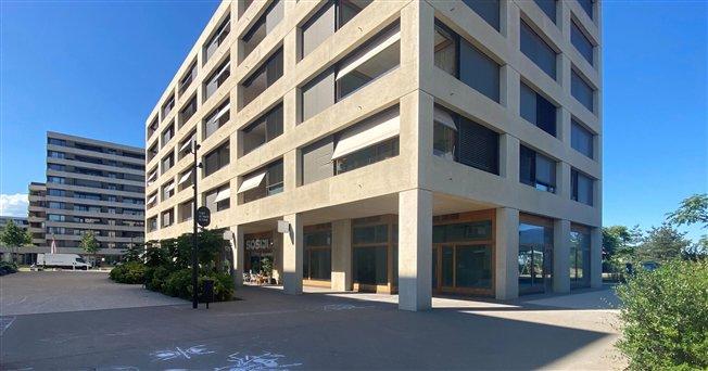Schöner Gehweg mit Terrasse