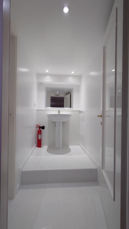 Bureau avec vitrine donnant une rue piétonne