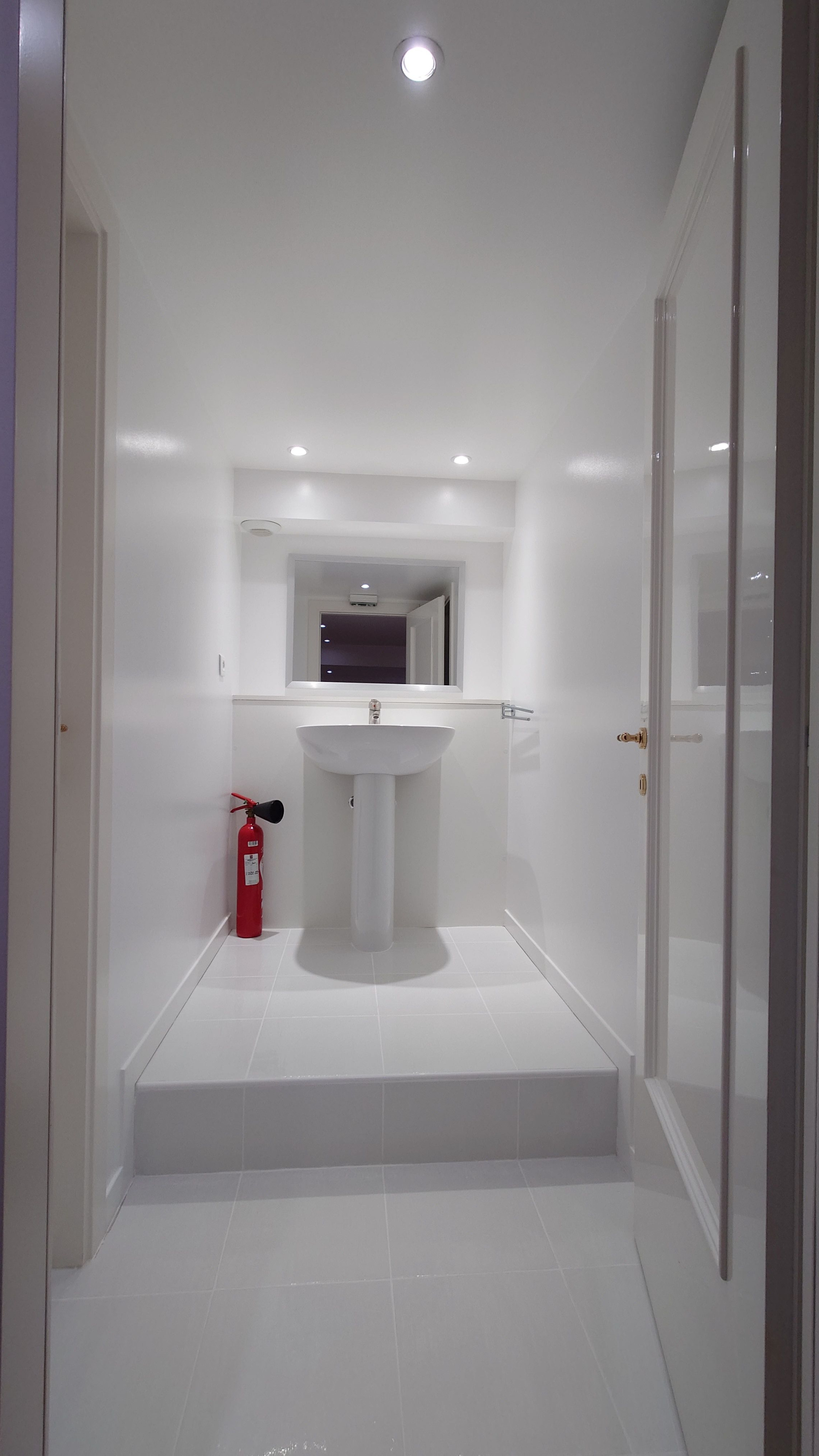 Bureau avec vitrine donnant une rue piétonne
