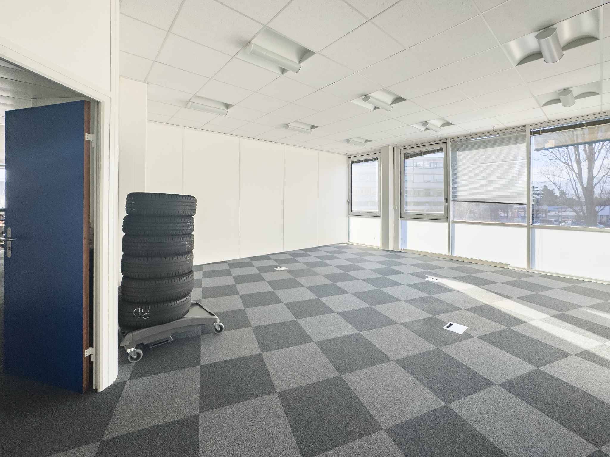 Bureau de 283 m² au 1er étage d’un bâtiment industriel au Lignon