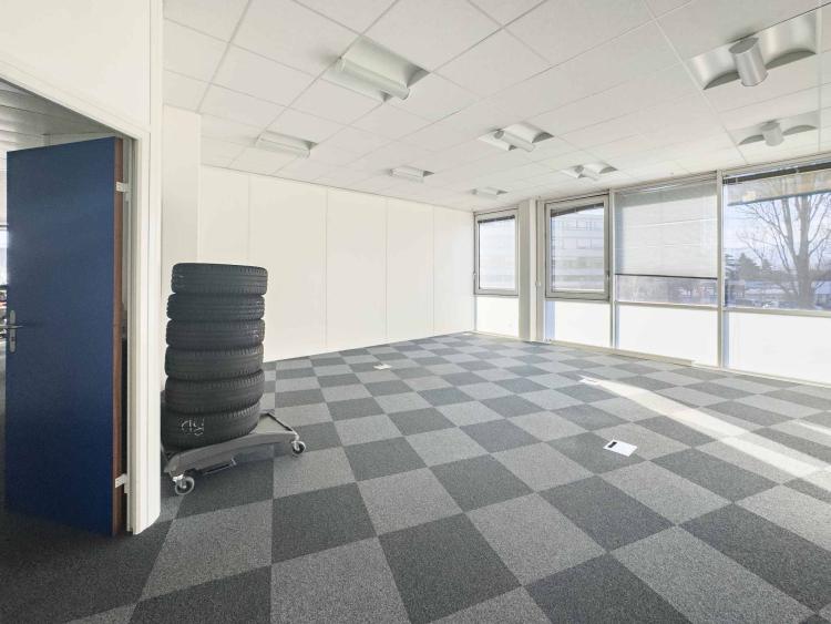 Bureau de 283 m² au 1er étage d’un bâtiment industriel au Lignon