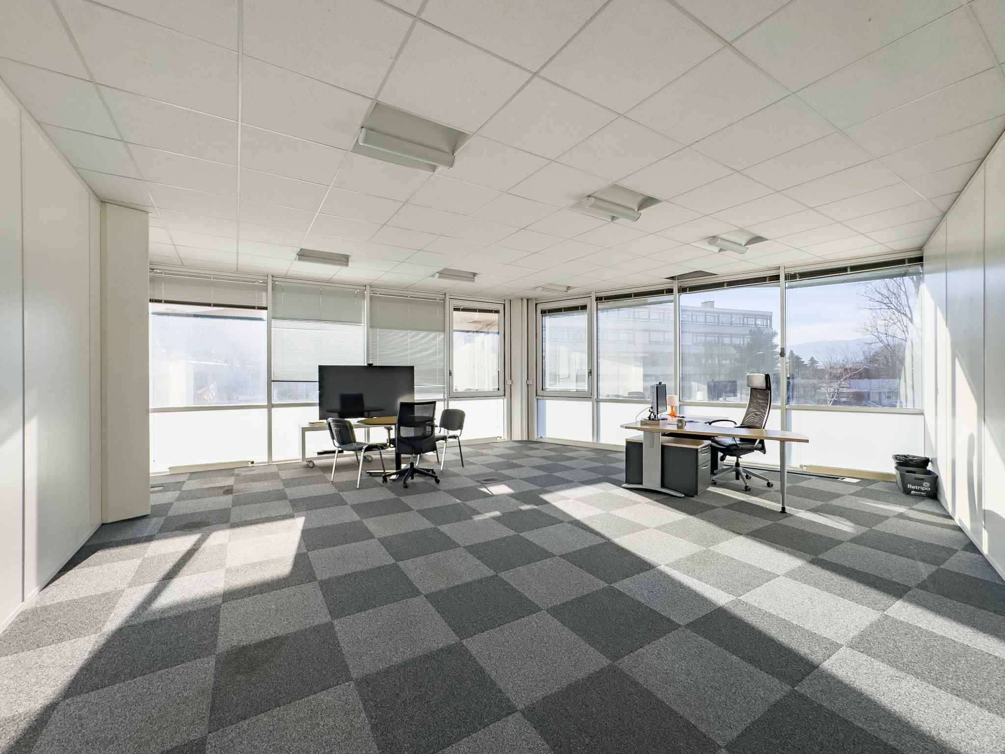 Bureau de 283 m² au 1er étage d’un bâtiment industriel au Lignon