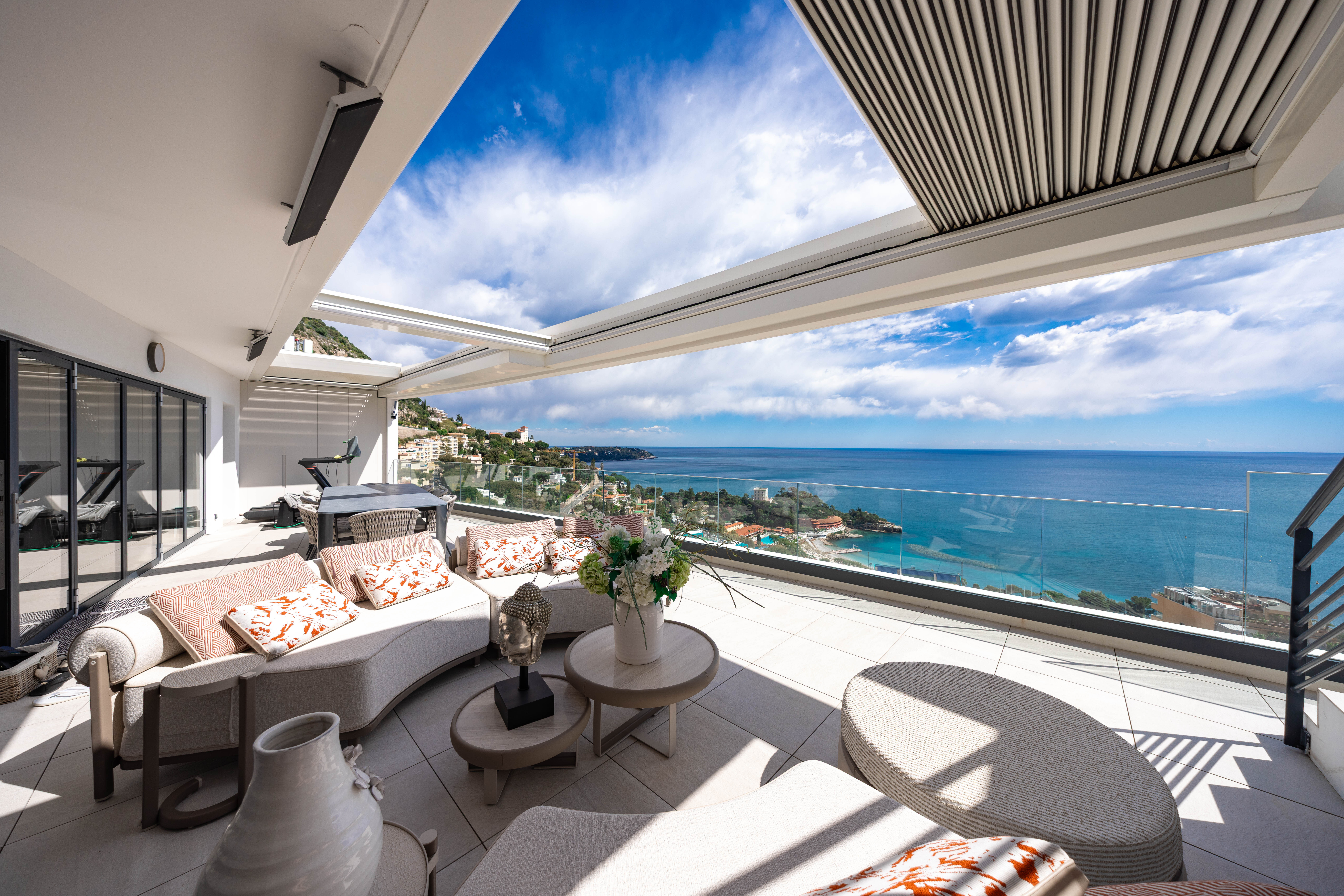 PENTHOUSE RENOVE PROCHE DE MONACO AVEC VUE MER SUR