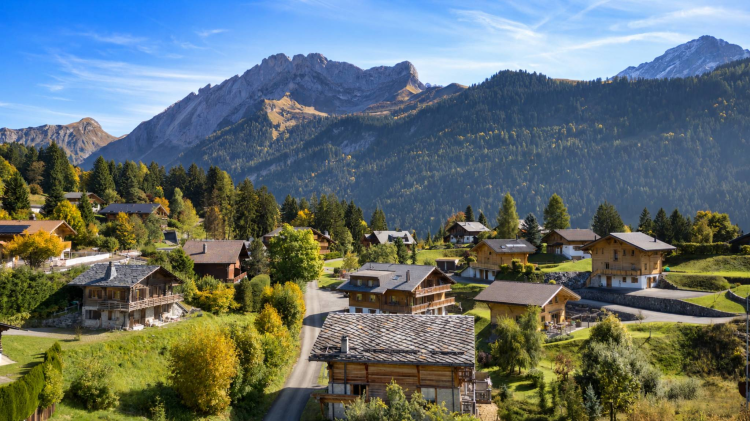 Un chalet Bayrou à vendre dans la région de Villars-sur-Ollon - L'art de la construction alpine de Megève à Crans-Montana