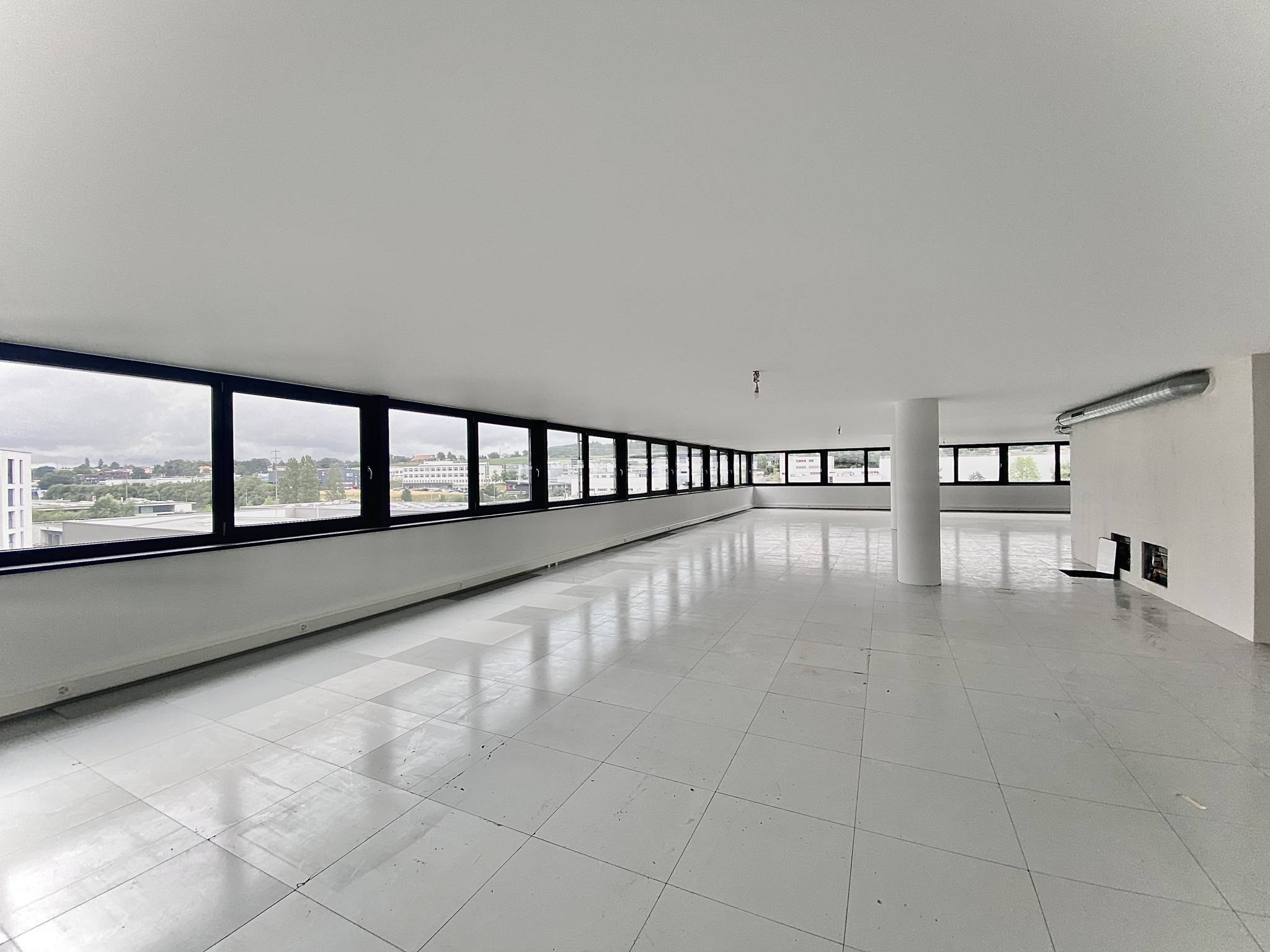 Atelier, laboratoire, locaux neufs de 300 m2 à louer