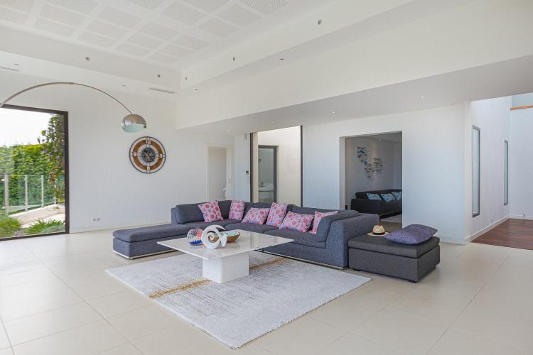 Villa moderne avec vue panoramique sur la mer dans domaine privé à Antibes