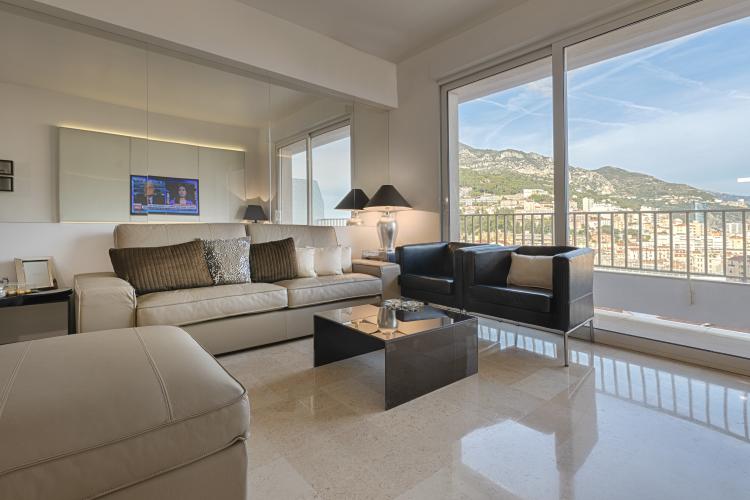 Appartement de quatre pièces en excellent état et élégamment meublé, avec vue sur la mer