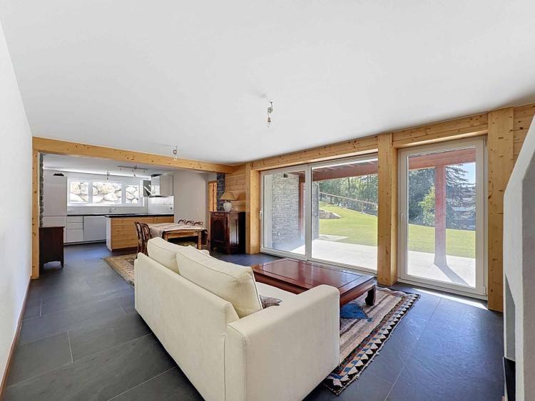 CHALET DE 15,5 PIÈCES
COMPOSÉ DE TROIS APPARTEMENTS INDÉPENDANTS