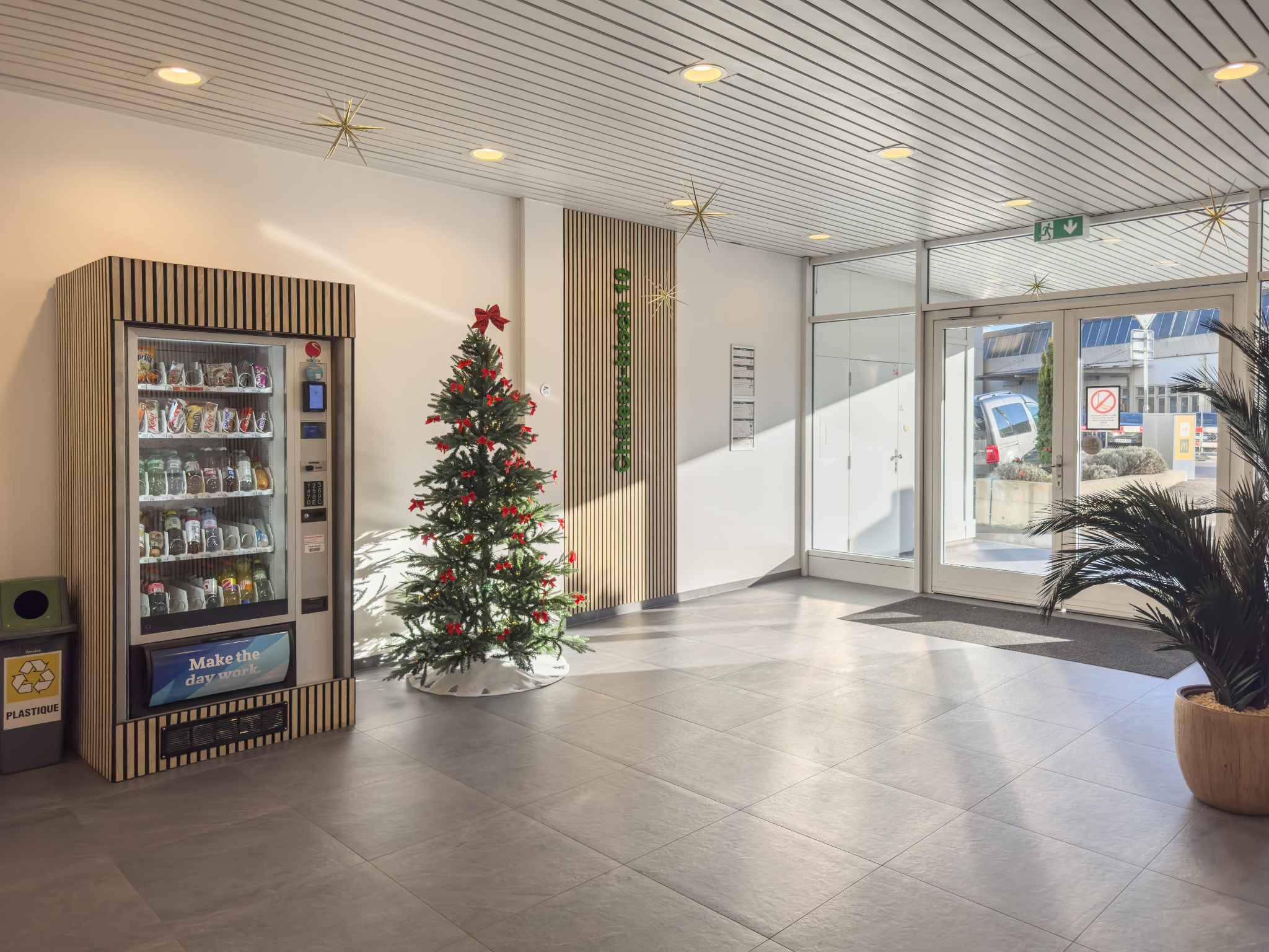 Bureau de 283 m² au 1er étage d’un bâtiment industriel au Lignon