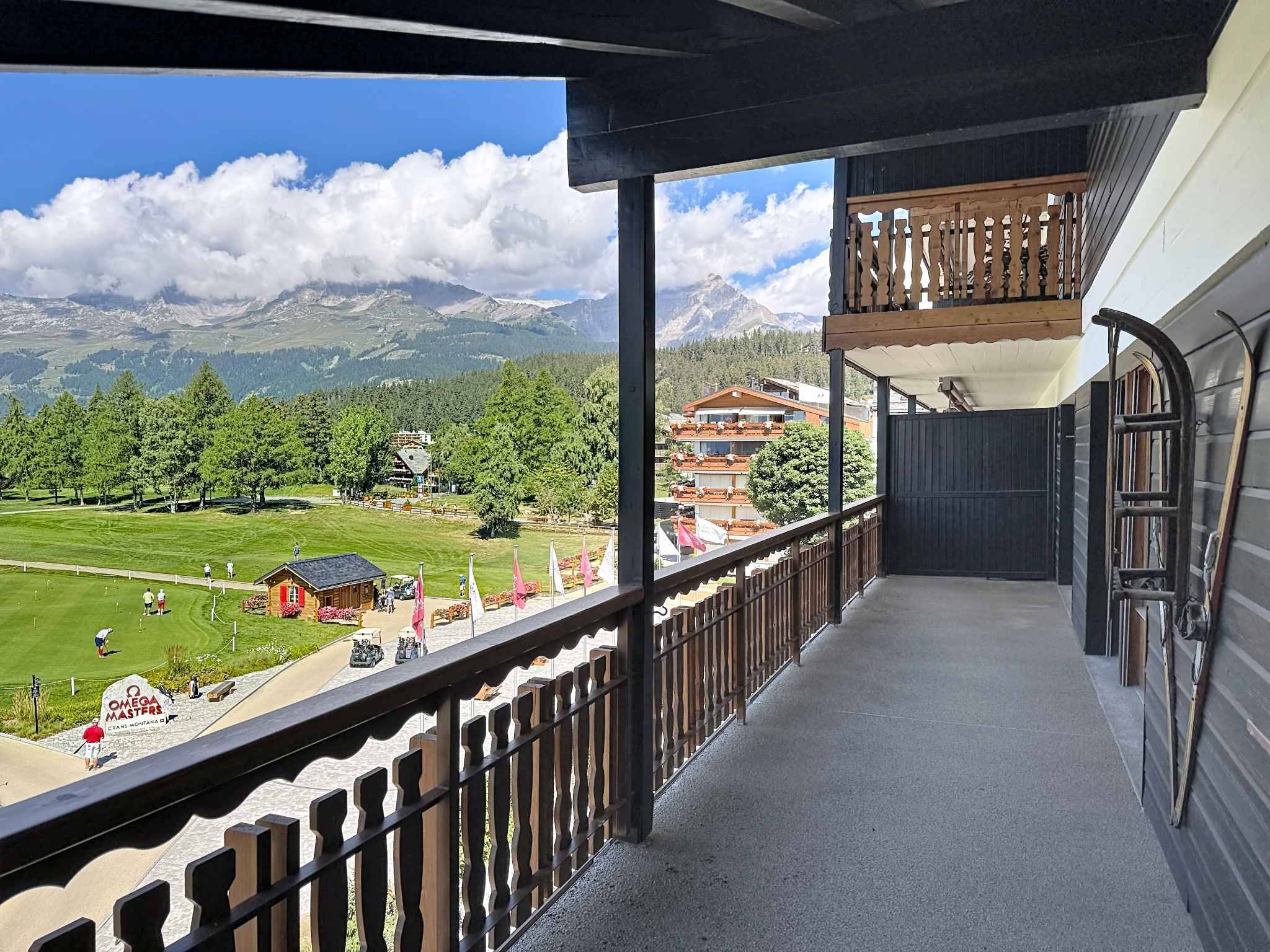 Situation exceptionnelle - 4.5 pièces avec vue imprenable sur le golf et studio indépendant
