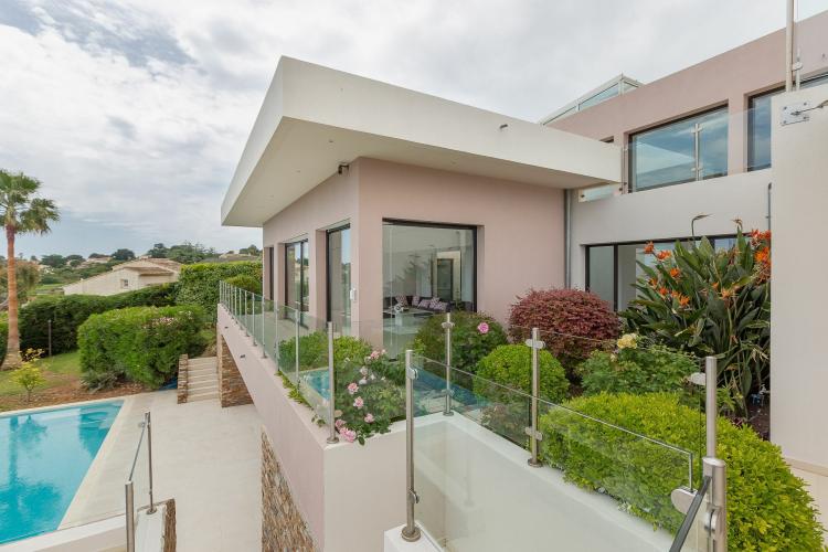 Villa moderne avec vue panoramique sur la mer dans domaine privé à Antibes