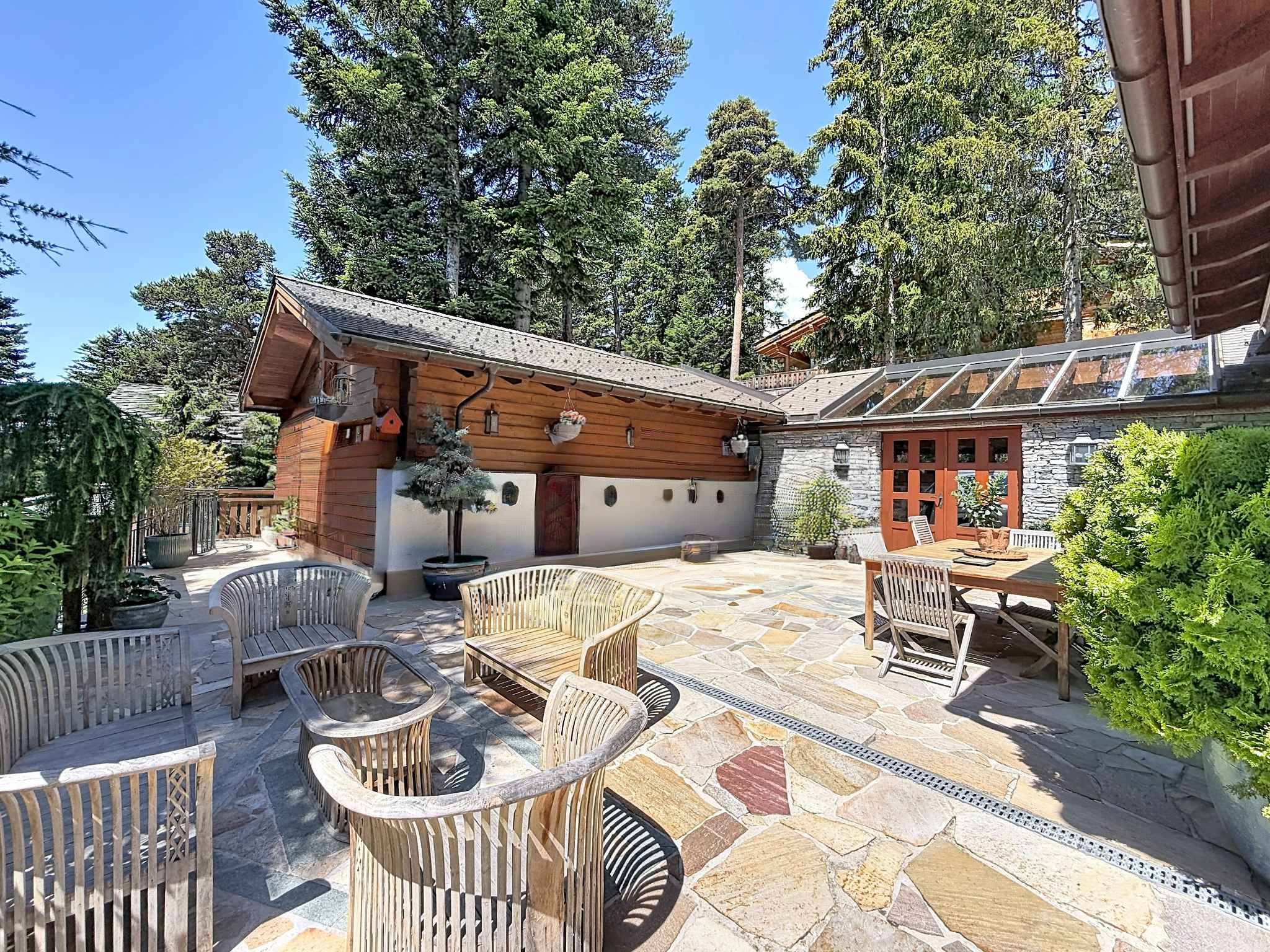 Magnifique chalet avec piscine et spa, à l'abri des regards