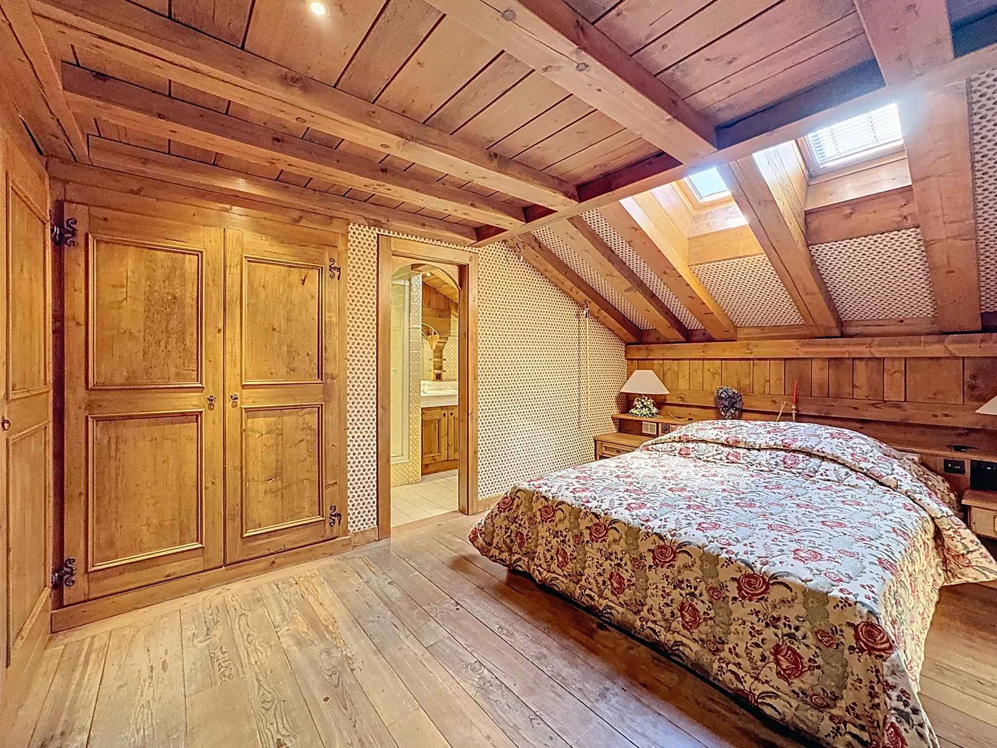 RARE ET EXCLUSIF - SPLENDIDE DUPLEX ATTIQUE AU CENTRE AVEC MAGNIFIQUE VUE