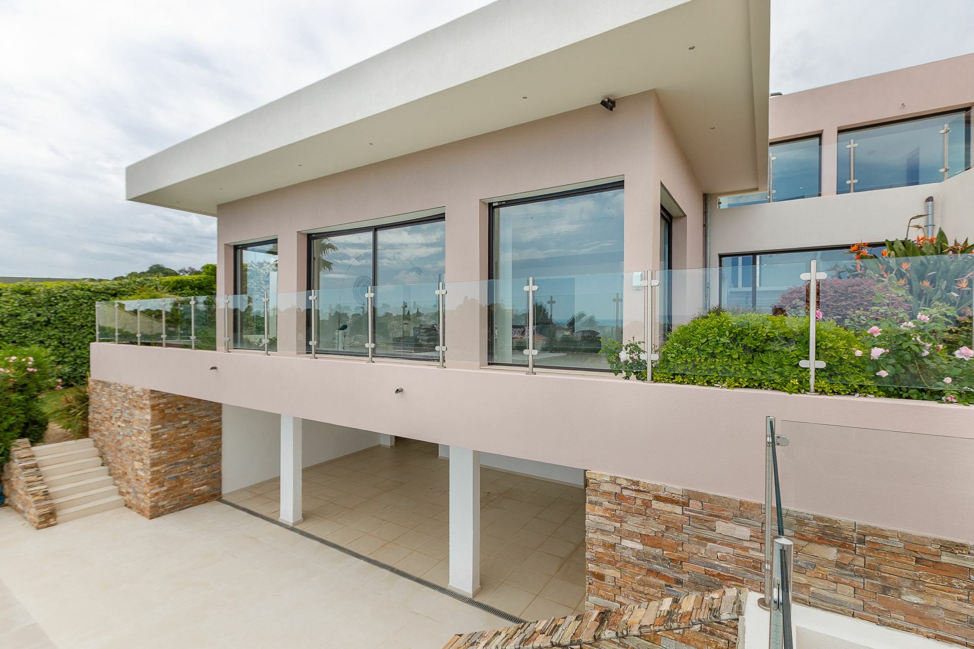 Villa moderne avec vue panoramique sur la mer dans domaine privé à Antibes