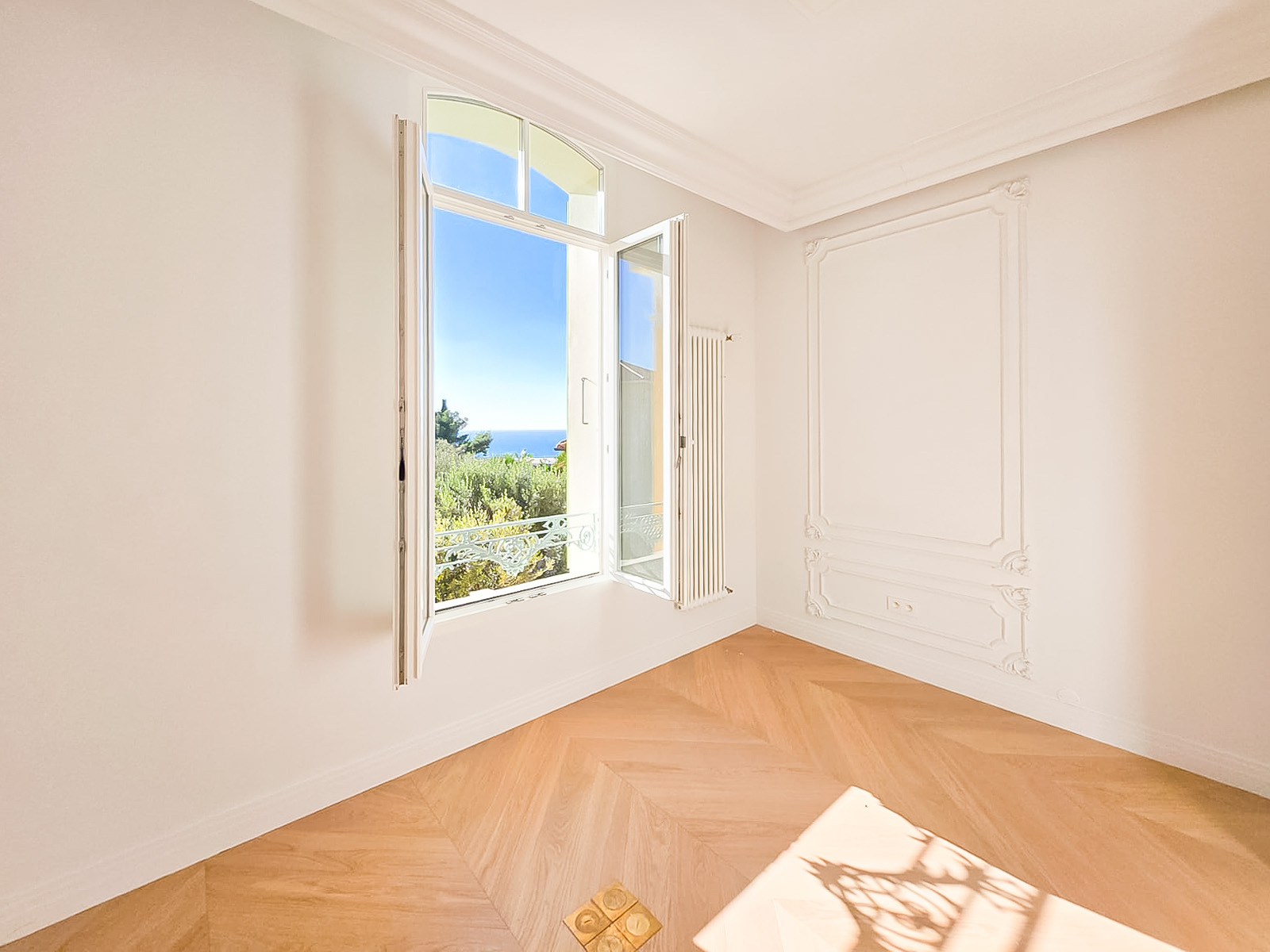 CAP D'AIL - APPARTEMENT SPACIEUX - DERNIER ETAGE AVEC JARDIN