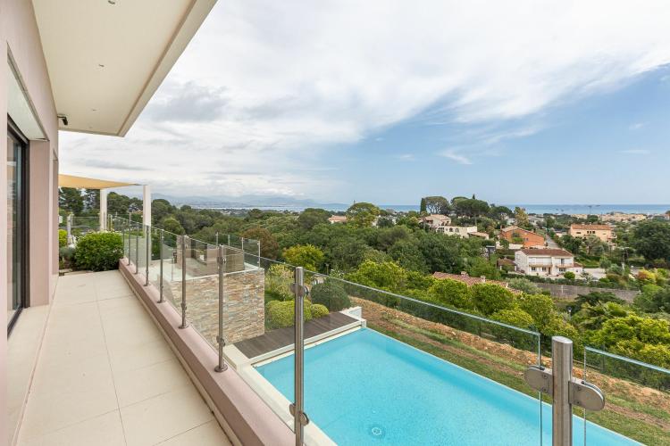 Villa moderne avec vue panoramique sur la mer dans domaine privé à Antibes