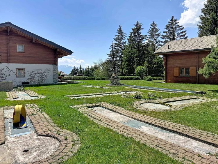 Domaine avec 2 chalets individuels reliés par les sous-sols