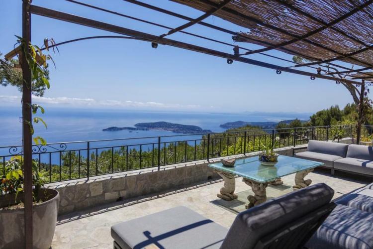 VILLA BELLEVUE SURPLOMBANT LA MER