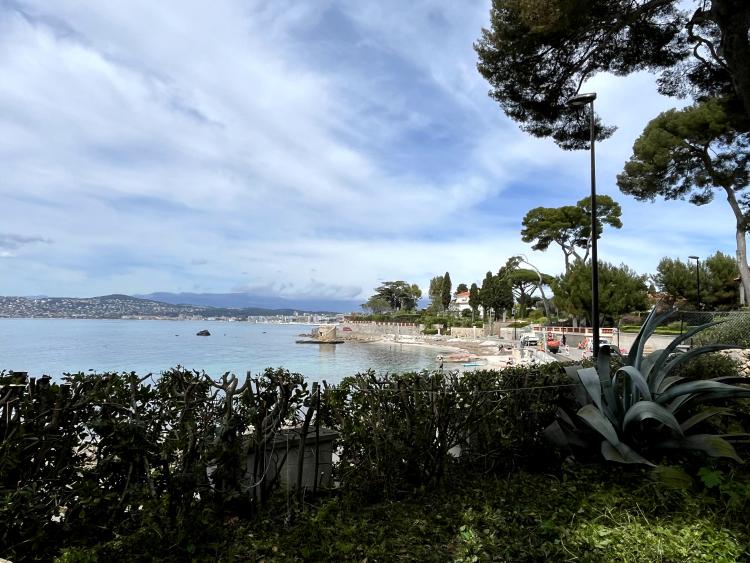 CAP D'ANTIBES - PREMIERE LIGNE - BAISSE DE PRIX - VILLA DANS DOMAINE SECURISÉ DU CAP