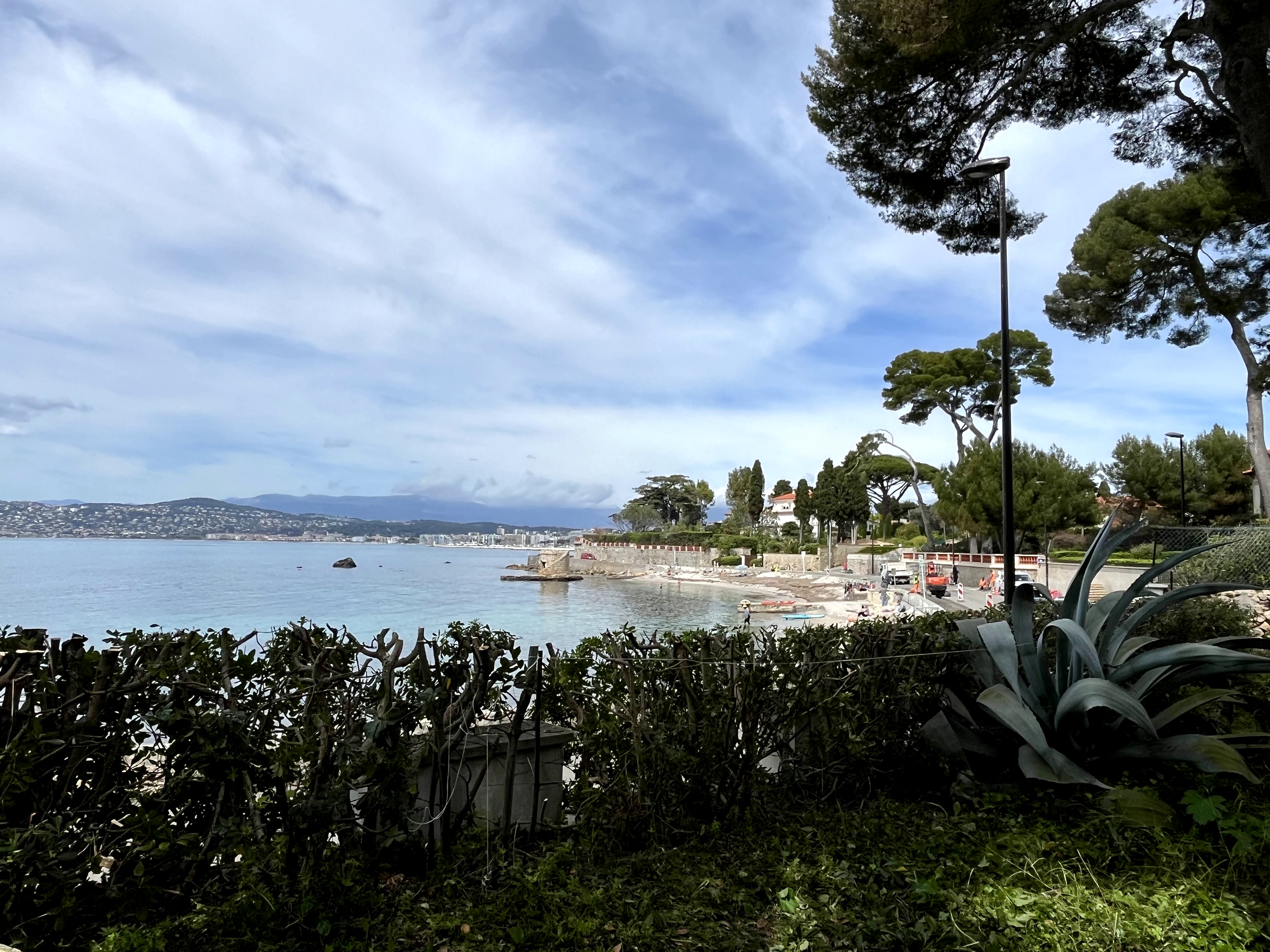 CAP D'ANTIBES - PREMIERE LIGNE - BAISSE DE PRIX - VILLA DANS DOMAINE SECURISÉ DU CAP