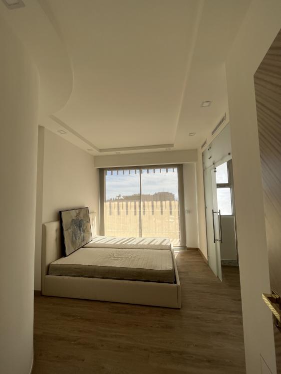 TRES BEL APPARTEMENT ENTIEREMENT RENOVE