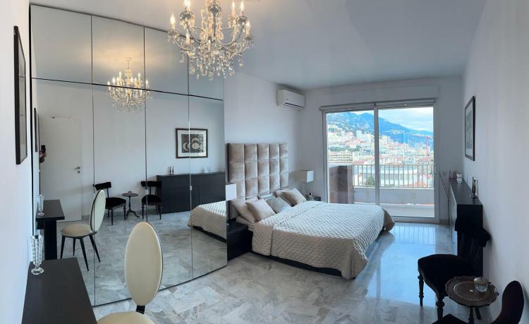 Appartement de quatre pièces en excellent état et élégamment meublé, avec vue sur la mer