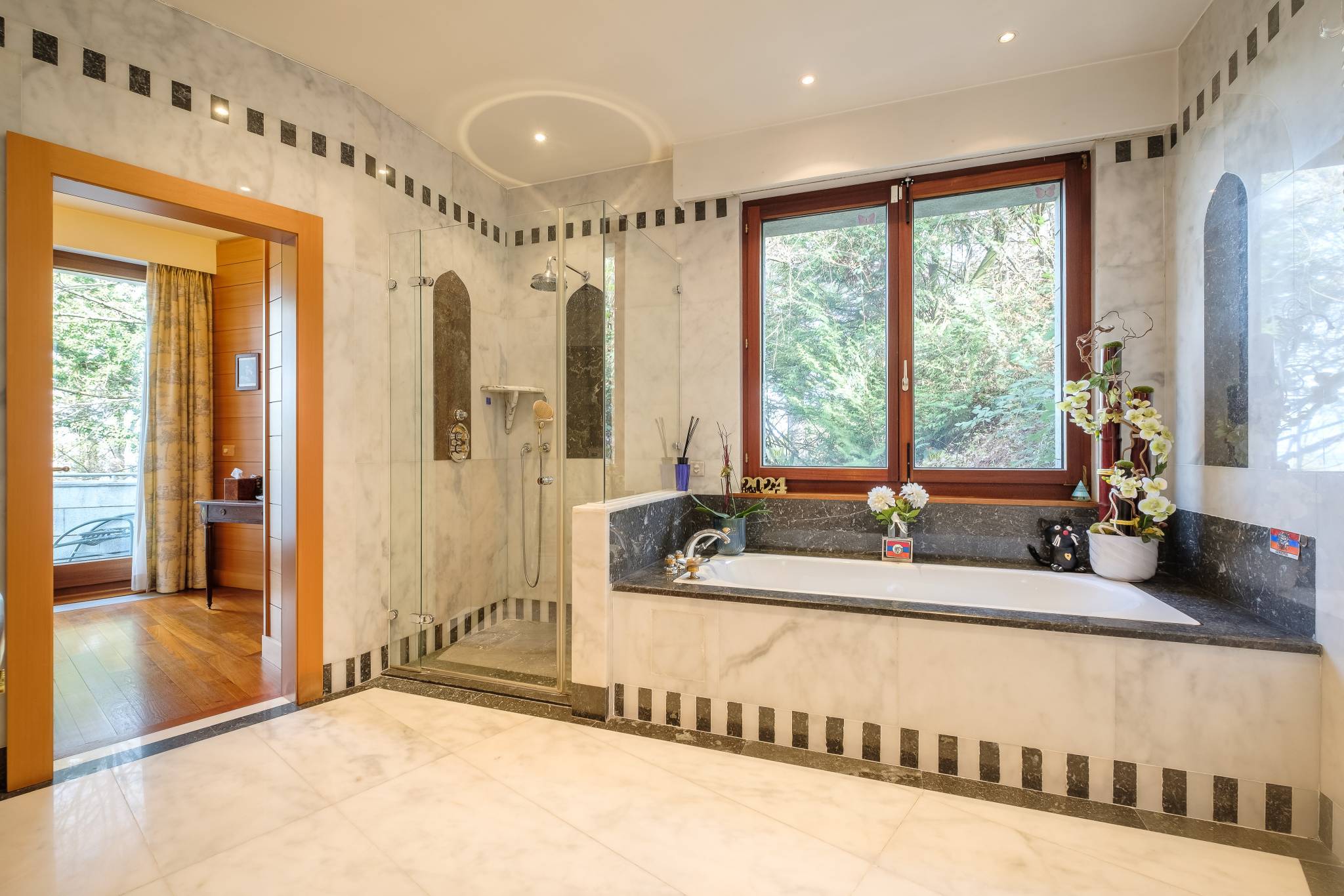 Magnifique appartement avec terrasse surplombant le lac