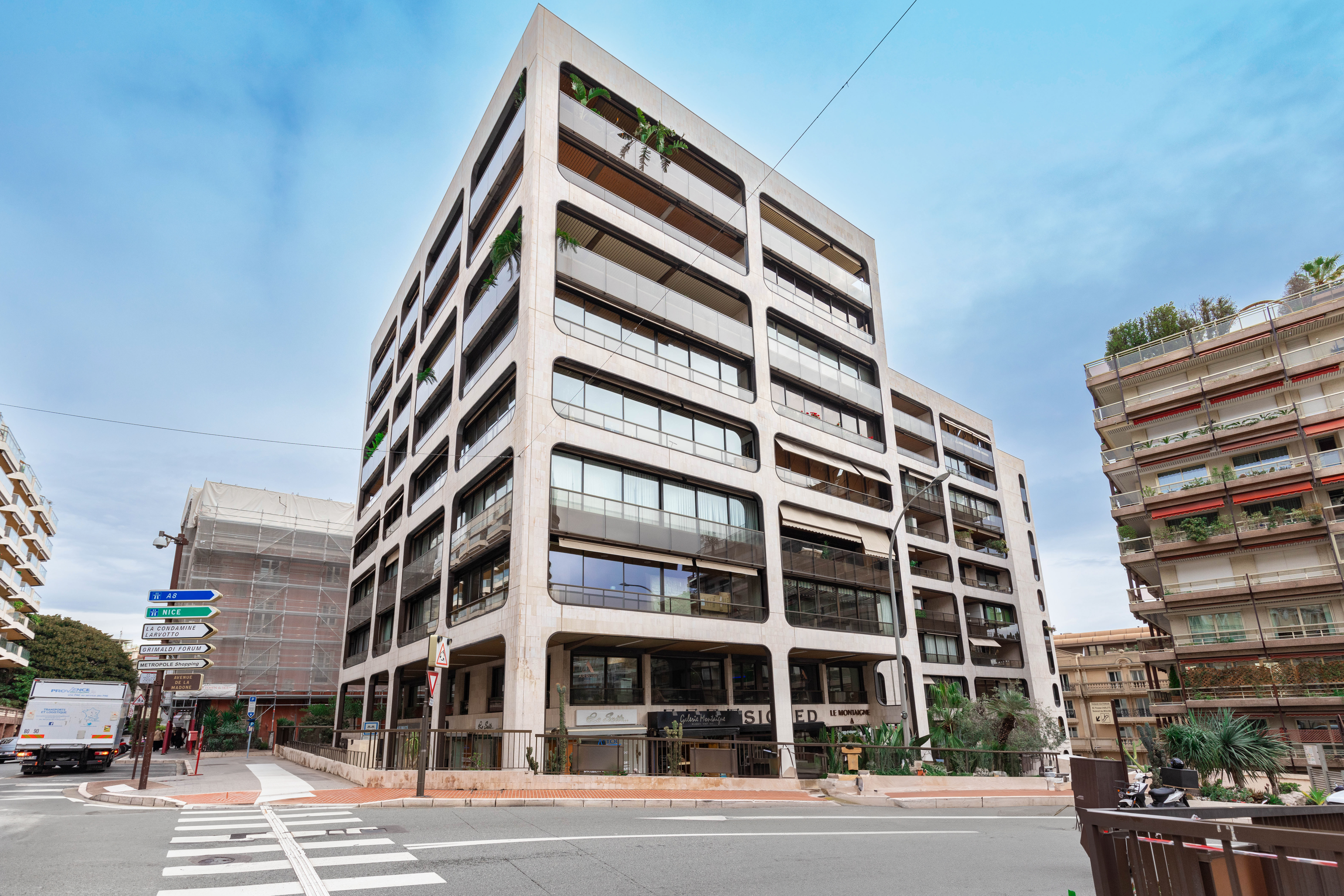 DEUX BELLES PLACES DE PARKING CENTRALES